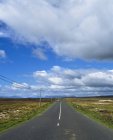 Estrada que corre através de uma paisagem nua — Fotografia de Stock