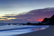 Sonnenuntergang über Wasser und Strand — Stockfoto