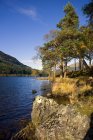Ufer des Sees in Schottland — Stockfoto