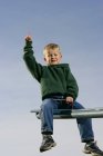 Heureux caucasien garçon avoir amusant sur balançoire — Photo de stock
