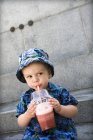 Хлопчик п'є фруктовий напій — стокове фото