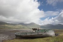 Barco amarrado en tierra - foto de stock