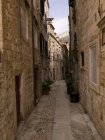 Pequeña calle en el casco antiguo de Dubrovnik - foto de stock