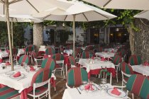 Restaurante al aire libre en Marbella - foto de stock