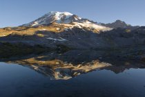 Montaña con reflejo en el lago - foto de stock