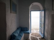 Дверь и диван у стены — стоковое фото