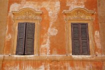 Due finestre con persiane — Foto stock