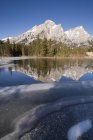 Reflet des montagnes dans l'eau — Photo de stock