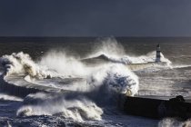 Хвилі розбиваються об маяк — стокове фото