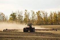 Трактор оранки області після збору врожаю — стокове фото