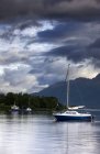 Barcos bajo cielo tormentoso - foto de stock