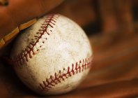 Close Up de beisebol em luva de couro — Fotografia de Stock