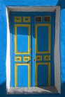 Синьо-жовті двері — стокове фото
