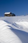 Abandonado Farm Building Atop Snowy Hill — Fotografia de Stock