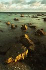 Rocas en aguas poco profundas - foto de stock