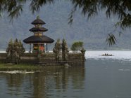 Temple Ulun Danu sur le lac Beratan — Photo de stock