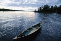 Canoa in acqua durante il giorno — Foto stock