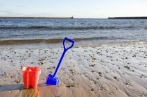 Відро і лопатою на пляжі — стокове фото