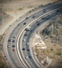 Autostrada trafficata con la guida di auto — Foto stock