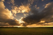 Coucher de soleil à travers les nuages — Photo de stock