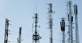 Mast di comunicazione e erials vicino a Mijas — Foto stock