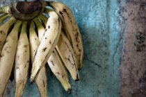 Primo piano ammaccati mazzo di banane, spazio copia — Foto stock