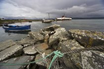 Камни и песок на побережье, Ардминиш, Гига, Шотландия — стоковое фото