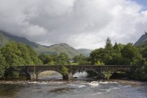 Puente de piedra sobre el río, Escocia - foto de stock