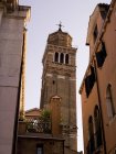 Torre della chiesa durante il giorno — Foto stock