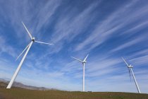 Moinhos de vento produzindo energia elétrica renovável — Fotografia de Stock