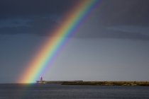 Regenbogen über Leuchtturm — Stockfoto