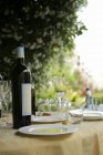 Набір столів з келихами для вина — стокове фото