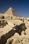 Піраміди проти блакитного неба — стокове фото