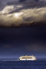 Bateau de croisière sous nuage — Photo de stock