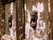 Portas e batedores desgastados — Fotografia de Stock