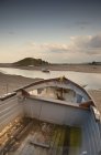 Човен на березі, Англія — стокове фото