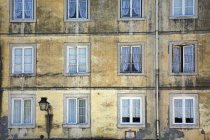 Fenster an Hausfassade — Stockfoto