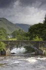 Puente sobre el agua, Escocia - foto de stock