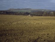 Traktor auf Feld, Bodenbearbeitung; irland — Stockfoto
