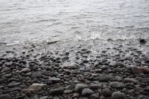 Schizzi d'acqua contro le rocce — Foto stock