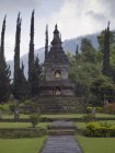 Храм на фоні тропічних пейзажів поблизу Danu Bratan — стокове фото