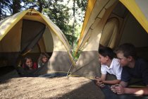 Meninos e meninas acampar e se divertindo — Fotografia de Stock