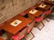 Blick auf Tische und Stühle im Loft-Café — Stockfoto