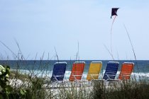 Sedie da spiaggia foderate sulla spiaggia — Foto stock
