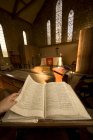 Открытая Библия в церкви — стоковое фото