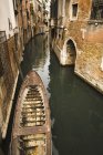 Bateau mouillé dans le canal — Photo de stock