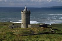 Scenic view of Doonagore Castle — Stock Photo