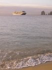 Круїзний корабель в океані — стокове фото