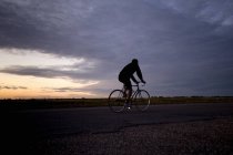 Велотури особи на дорозі — стокове фото