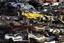 Zerquetschte Fahrzeuge auf Recyclinganlage — Stockfoto